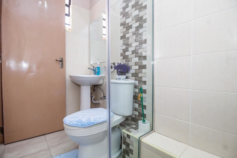 Bathroom 2, Lux Suites Oak South Gardens Apartments, Embakasi South