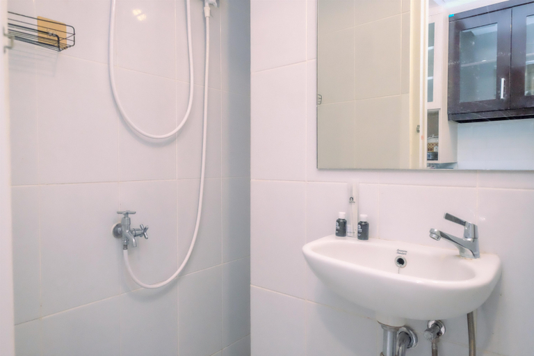 Bathroom 5, Homey and Relaxing Studio Tokyo Riverside PIK 2 Apartment By Travelio, Tangerang