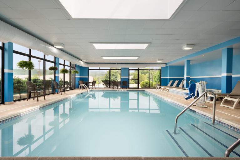 Sport & Beauty 3, Holiday Inn Express & Suites NORTH BRUNSWICK, Middlesex