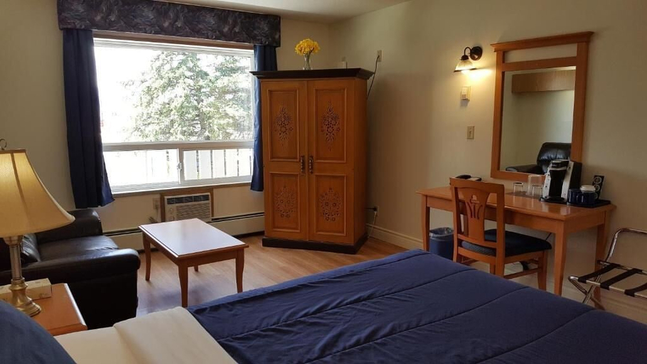 Bedroom 5, Pines Motel, Division No. 14