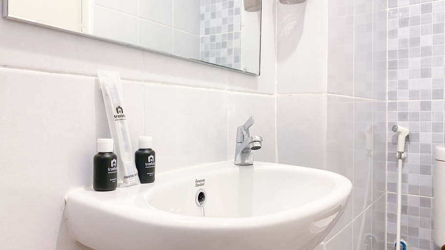 Bathroom 3, Comfy And Enjoy Studio At Tokyo Riverside Pik 2 Apartment, Tangerang