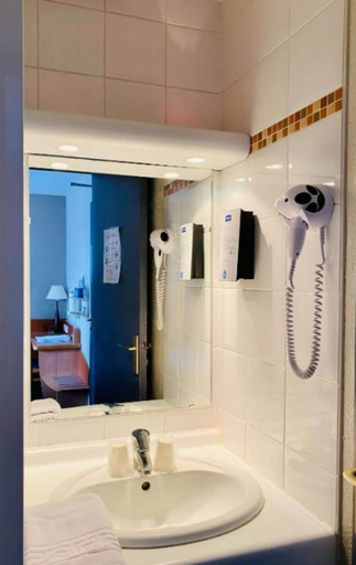 Bathroom 5, Kyriad Bourges Sud, Cher