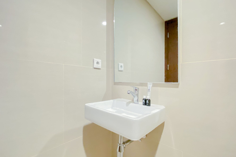 Bathroom 4, Simply Look Studio Room Vasaka Solterra Apartment, Jakarta Selatan
