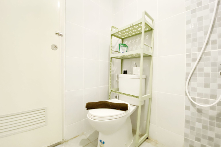 Bathroom 3, Comfortable 2Br At Tokyo Riverside Pik 2 Apartment, Tangerang