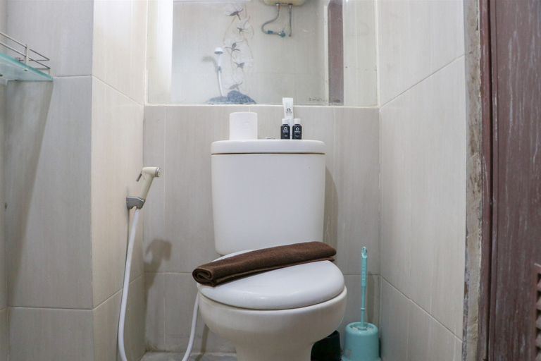 Bathroom 4, Modern 2Br At Apartment Gateway Ahmad Yani Cicadas, Bandung