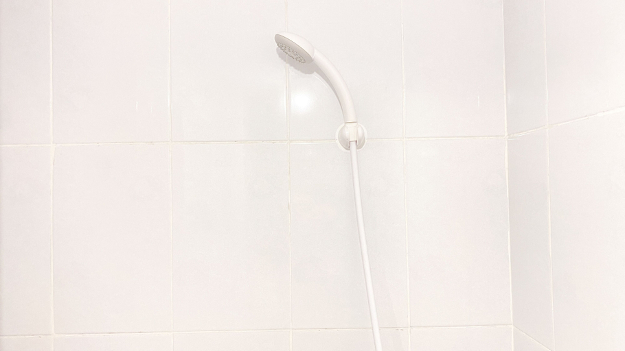 Bathroom 4, Modern And Homey Studio Tokyo Riverside Pik 2 Apartment, Tangerang