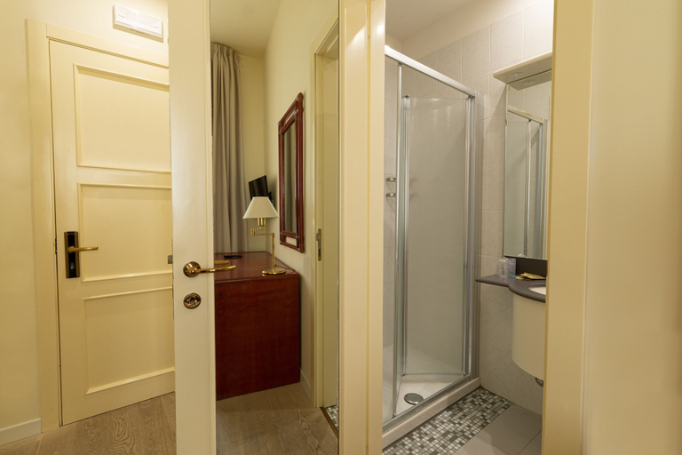 Bathroom 4, Hotel Enzo, Macerata