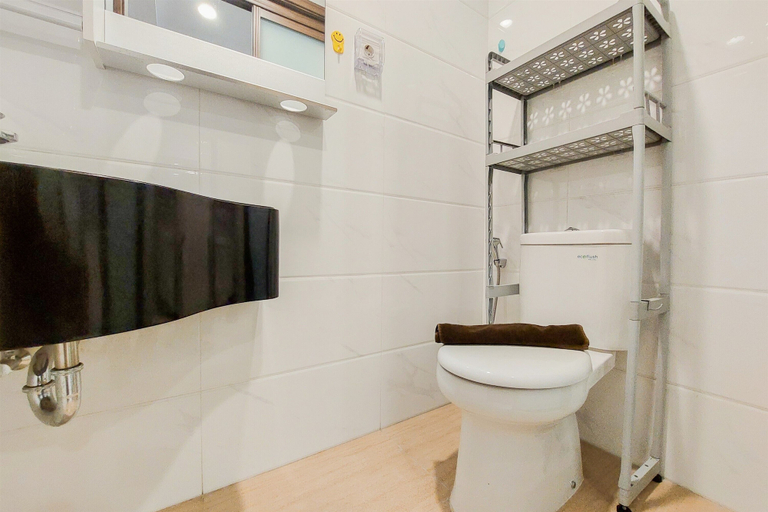 Bathroom 3, Super Homey And Nice Studio At Sky House Alam Sutera Apartment, Tangerang