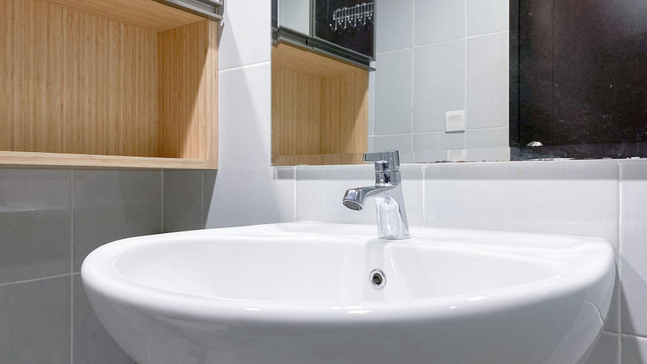 Bathroom 5, Comfort And Enjoy Living Studio Casa De Parco Apartment, Tangerang
