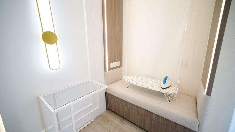 Bathroom 3, Modern And Cozy Studio At Benson Supermall Mansion Apartment, Surabaya