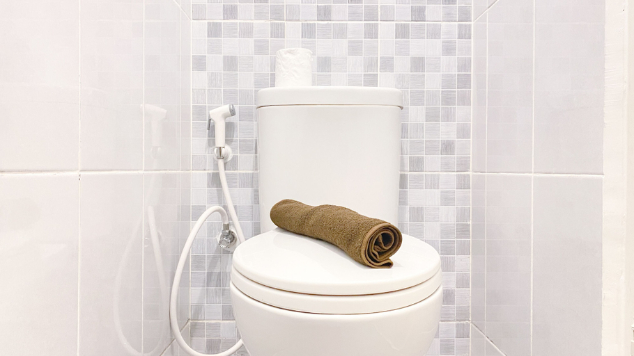 Bathroom 3, Cozy And Homey Studio Room Tokyo Riverside Pik 2 Apartment, Tangerang