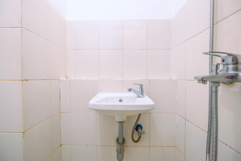 Bathroom 5, Modern Look Studio At Bogor Valley Apartment, Bogor