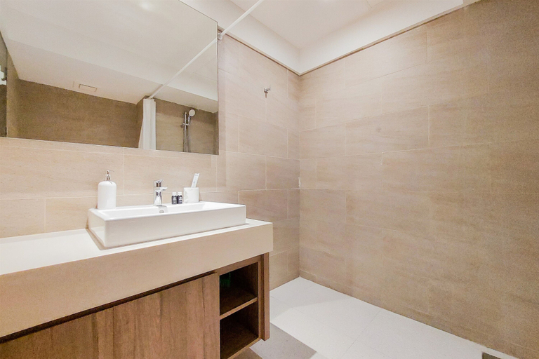 Bathroom 3, Fancy And Nice Studio Apartment Carstensz Residence, South Tangerang