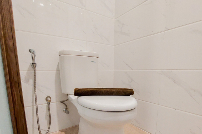 Bathroom 4, Minimalist Studio At Sky House Alam Sutera Apartment, Tangerang