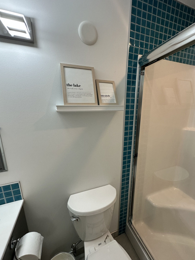 Bathroom 3, South Shore Motel, Cowichan Valley