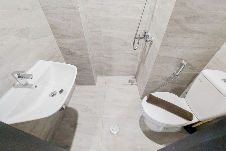 Bathroom 5, Good And Homey Studio At Collins Boulevard Apartment, Tangerang