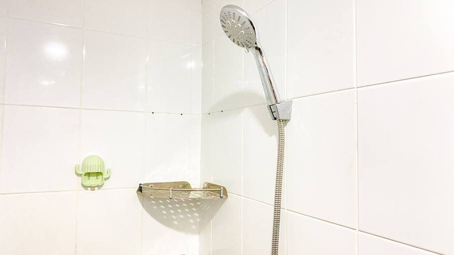 Bathroom 5, Modern And Classic 2Br At Green Pramuka City Apartment, Central Jakarta