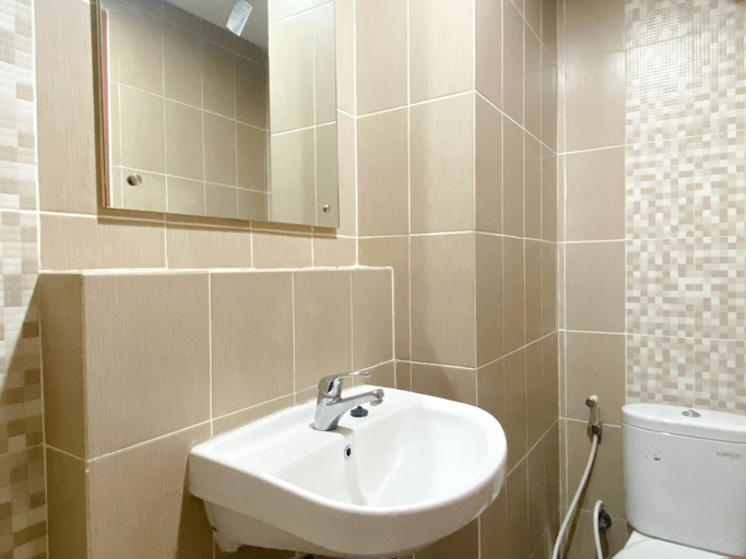 Bathroom 2, Restful And Tidy Studio At Enviro Apartment, Cikarang