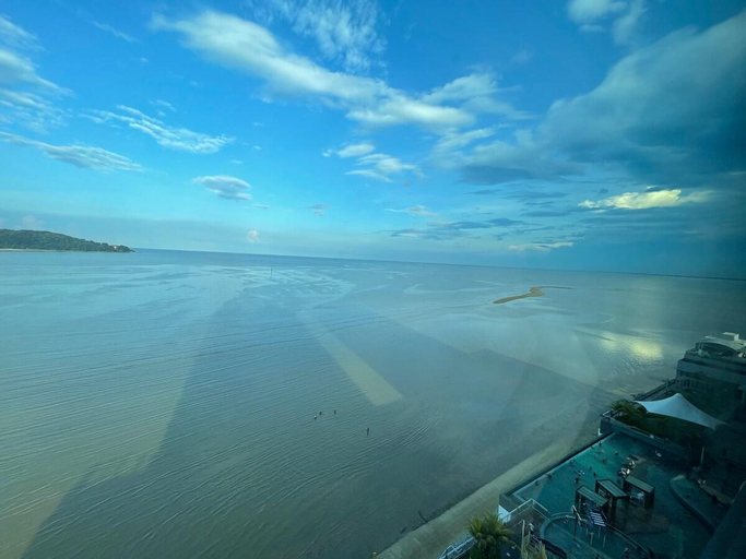 Exterior view, KWRC Imperium Residence Seaview Beachfront, Kuantan