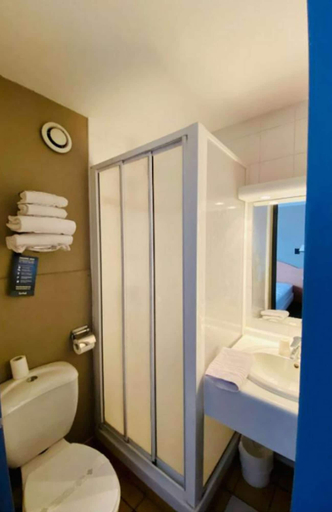 Bathroom 5, Kyriad Bourges Sud, Cher