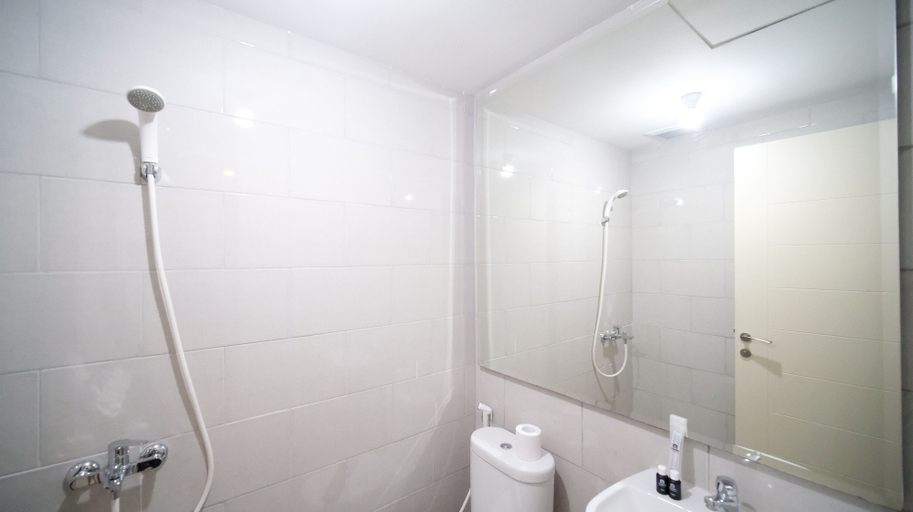 Bathroom 5, Compact And Homey 2Br At Benson Supermall Mansion Apartment, Surabaya
