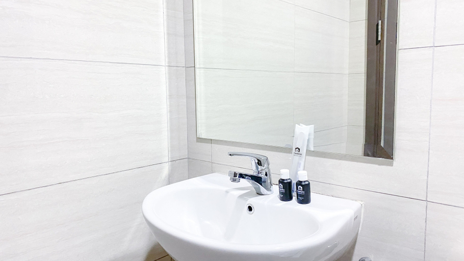 Bathroom 2, Homey And Warm 1Br At Ciputra International Apartment, West Jakarta