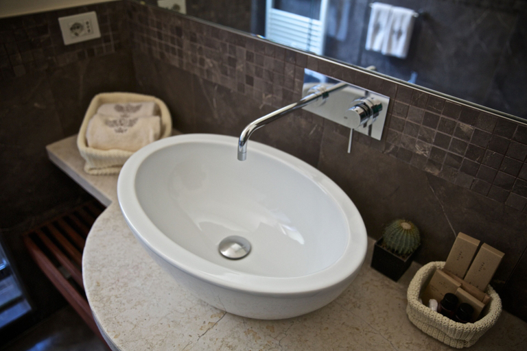 Bathroom 4, Torre del Parco, Lecce