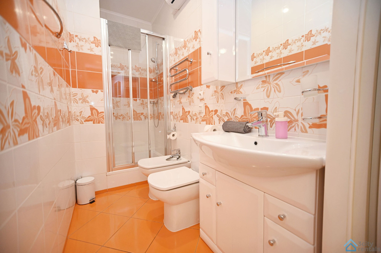 Bathroom, Orange by 3City Rentals, Sopot
