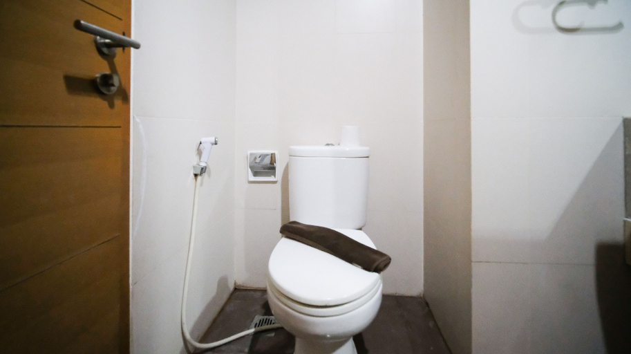 Bathroom 3, Spacious And Comfy 2Br Apartment At Aryaduta Residence Surabaya, Surabaya
