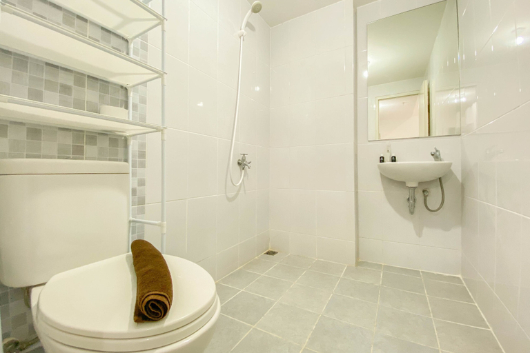 Bathroom 2, Comfortable And Nice 2Br At Tokyo Riverside Pik 2 Apartment, Tangerang