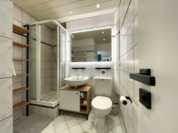 Bathroom 2, Apartment Braunschweig Zentral Inkl. Balkon, Braunschweig