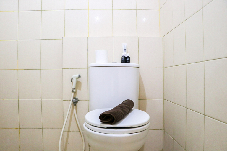 Bathroom 2, Minimalist 2Br At Tamansari Panoramic Apartment, Bandung