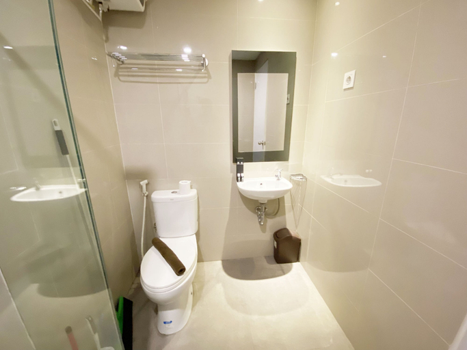 Bathroom 2, Cozy And Comfort Stay Studio Sentraland Semarang Apartment, Semarang