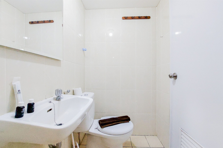 Bathroom 3, Modern Studio Apartment M-Town Residence Near Shopping Mall, Tangerang