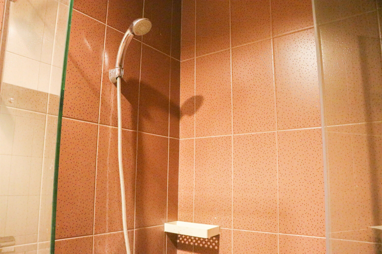 Bathroom 3, Spacious And Strategic Studio Apartment At Dago Suites, Bandung