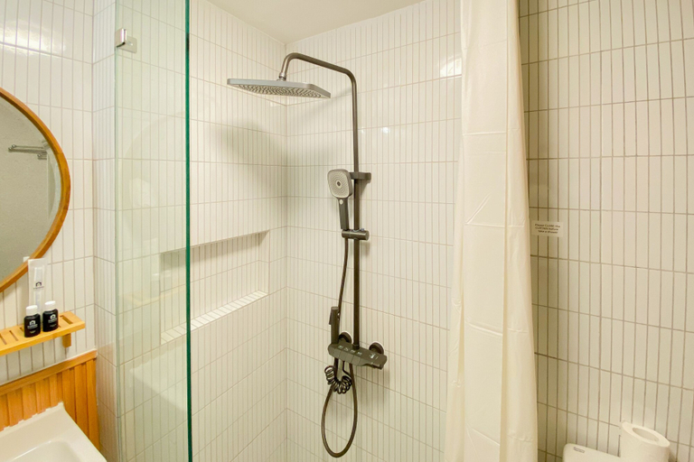 Bathroom 3, Spacious And Homey 1Br Tokyo Riverside Pik 2 Apartment, Tangerang
