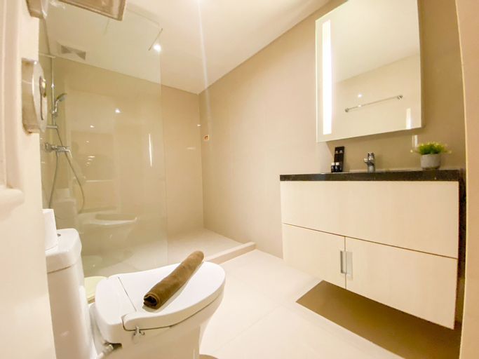 Bathroom 2, Best Deal And Strategic 2Br Marquis De Lafayette Apartment, Semarang