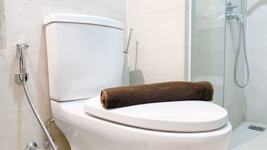 Bathroom 3, Minimalist And Nice Studio At Gold Coast Apartment, Jakarta Utara