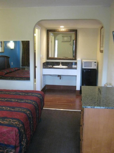 Bedroom 2, Sunshine Motel, San Bernardino