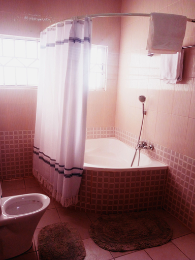 Bathroom 4, Malbert Inn, Tema