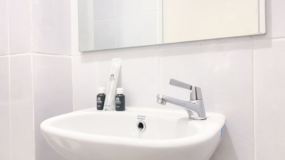 Bathroom 3, Modern And Homey Studio Tokyo Riverside Pik 2 Apartment, Tangerang