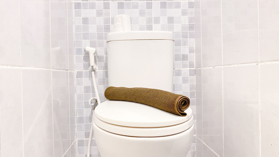 Bathroom 5, Modern And Homey Studio Tokyo Riverside Pik 2 Apartment, Tangerang
