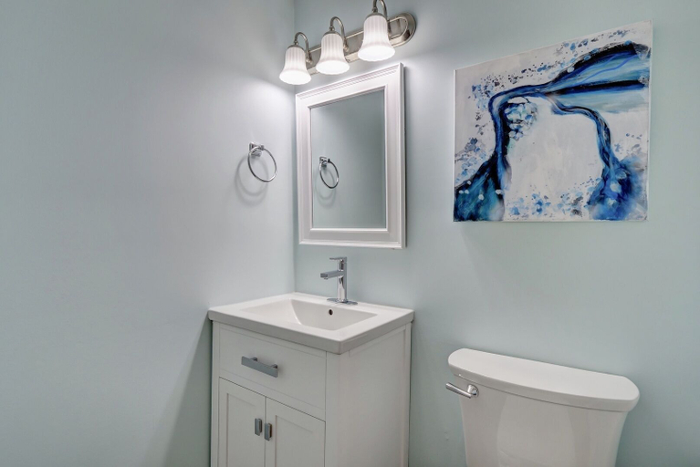 Bathroom 3, Loggerhead Inn & Suites, Pender