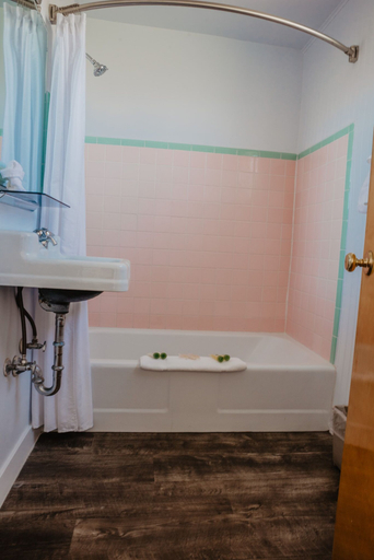Bathroom 3, Lamplighter Lodge, Garfield