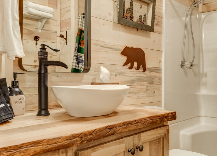 Bathroom 4, The Bear Den, Teller