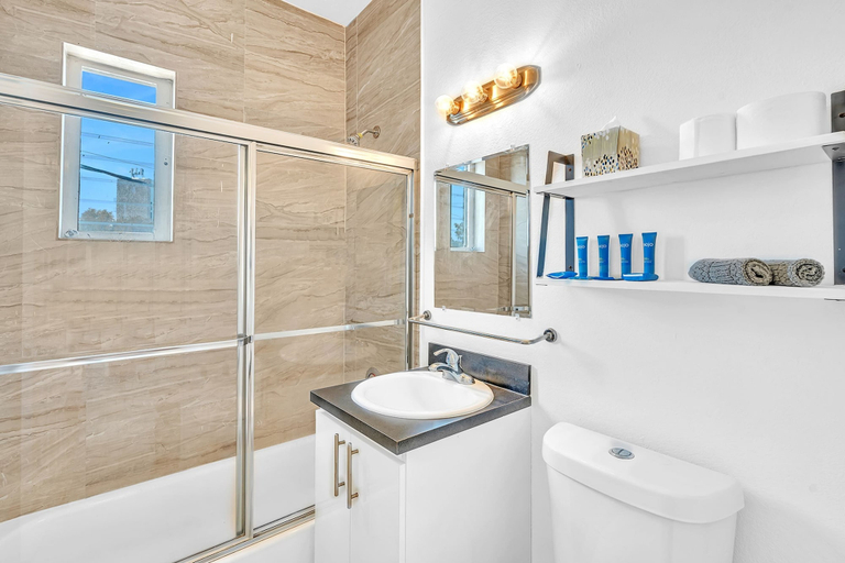 Bathroom 2, Garden Suite 3-hosted by Sweetstay, Miami-Dade