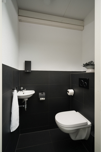 Bathroom 5, The Penthouse, The Hague