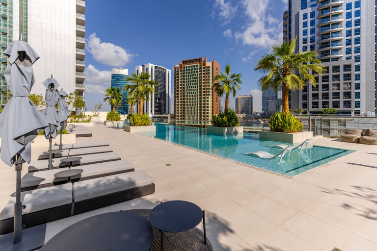 Sport & Beauty 5, Maison Privee - Exquisite Duplex with Private Patio & Loft Living, Dubai