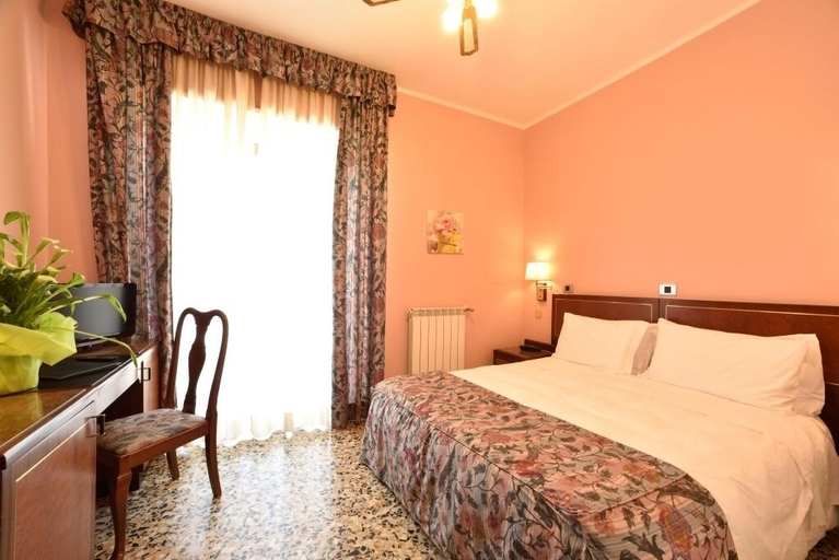 Bedroom 3, Hotel Bergamo Mare Mhotelsgroup, Imperia