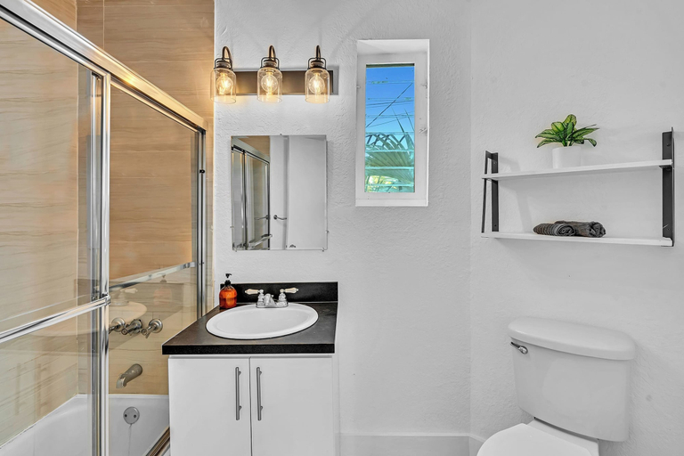 Bathroom 3, Garden Suite 8-hosted by Sweetstay, Miami-Dade